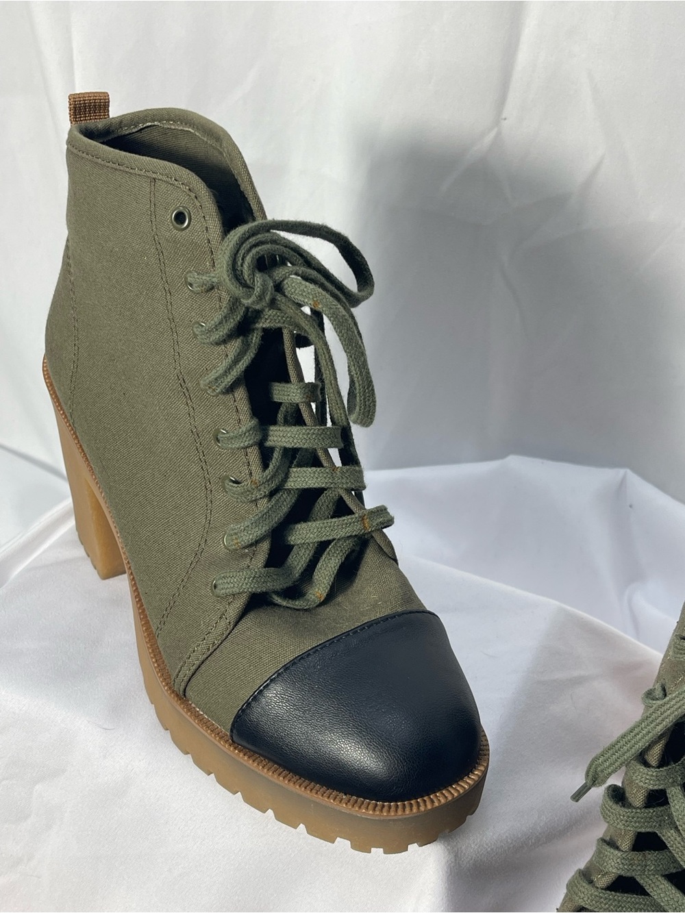 Chinese Laundry Olive Lace-Up Block Heel Boots w/Black Cap. Sz 8 military vibes - Picture 3 of 7